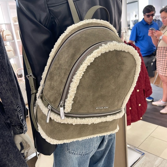 MICHAEL KORS Rhea Medium Suede and Faux Shearling Backpack
Olive
NWT - Picture 12 of 16